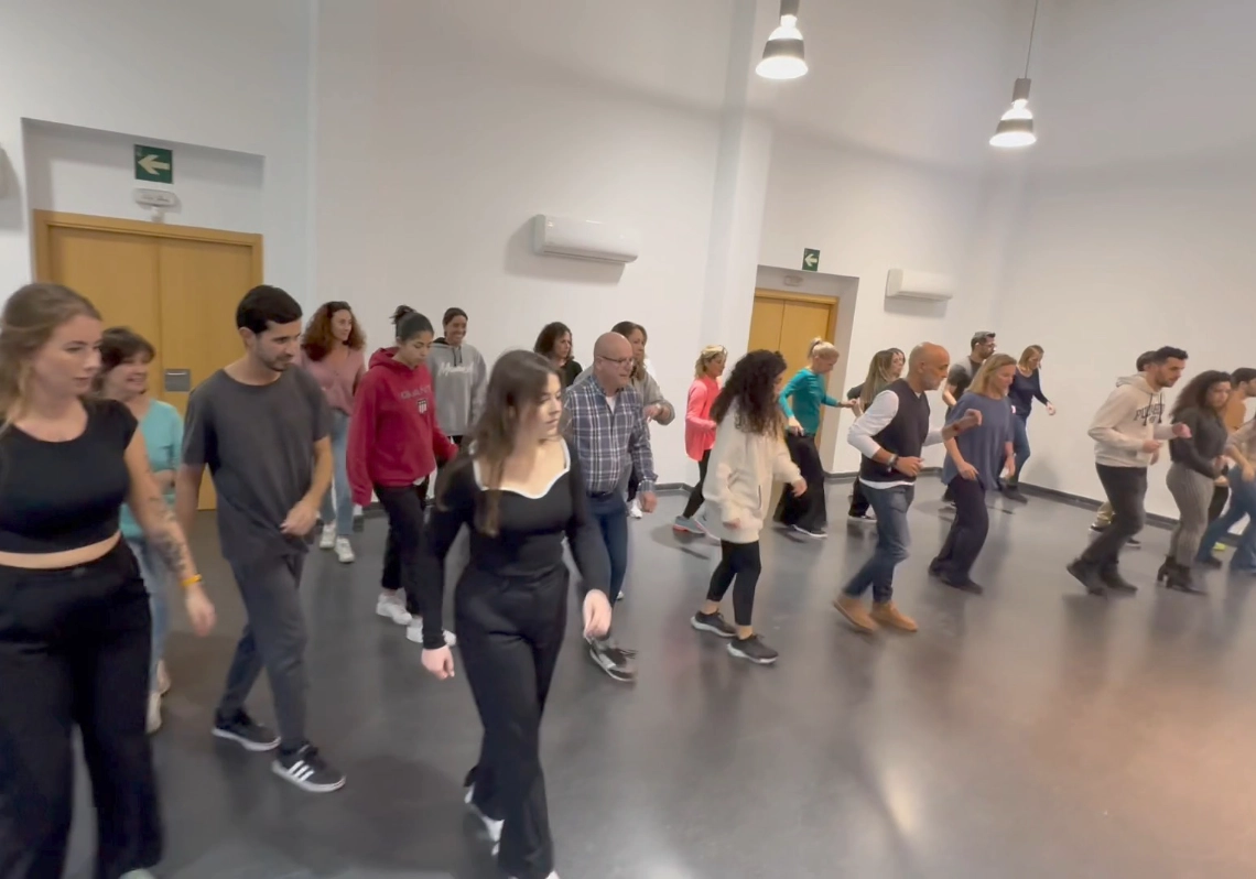 Ambiente divertido y social en academia Salsa Málaga ideal para conocer gente y bailar sin pareja