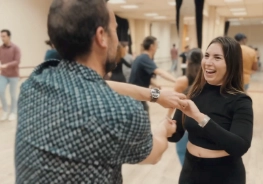 Pareja bailando salsa en Málaga