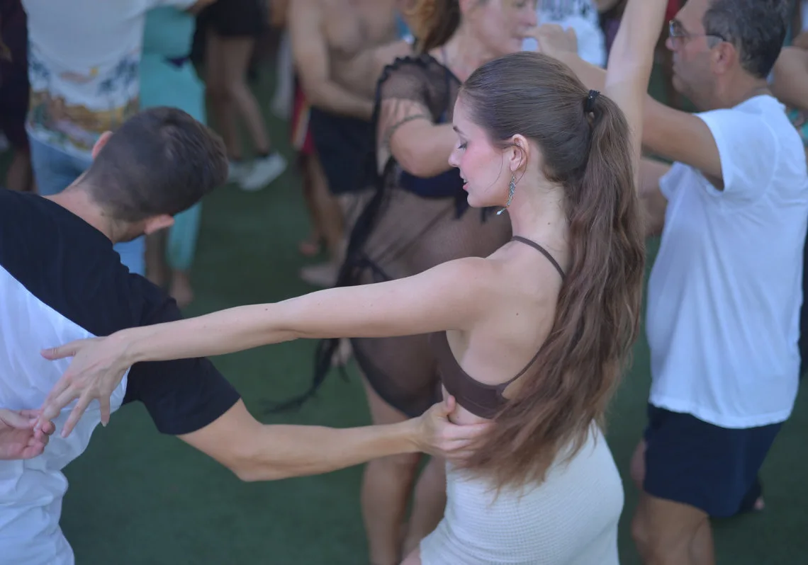 Alumnos bailadores de Salsa Málaga bailando en pareja