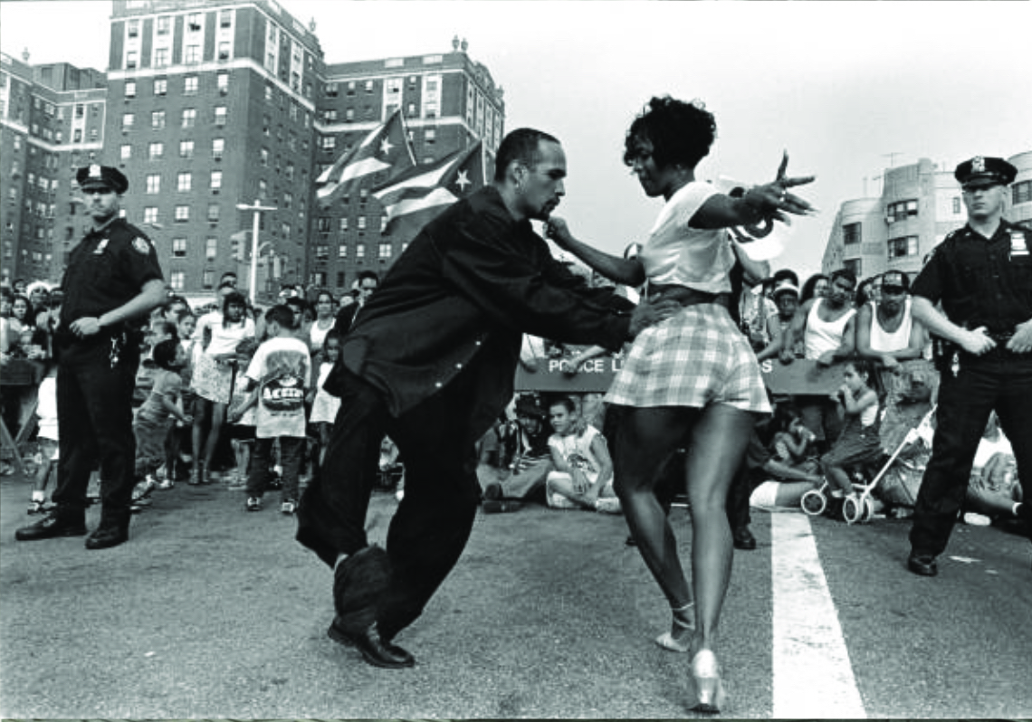 Gente disfrutando de la música latina en un parque de la Gran Manzana.
