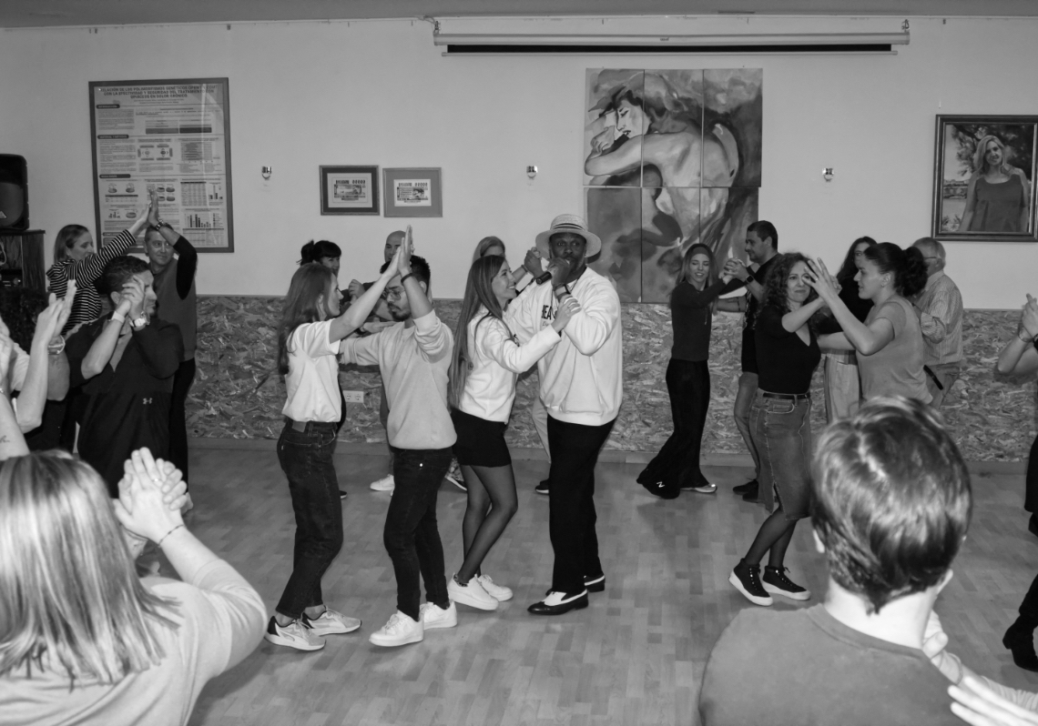 fotografia de las clases de salsa y bachata de deiby y bea en malaga