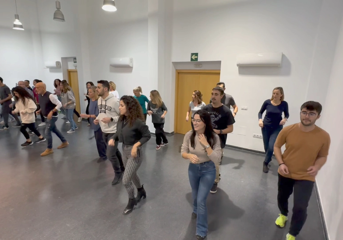 Grupo de alumnos principiantes en clase de salsa en Málaga aprendiendo a bailar