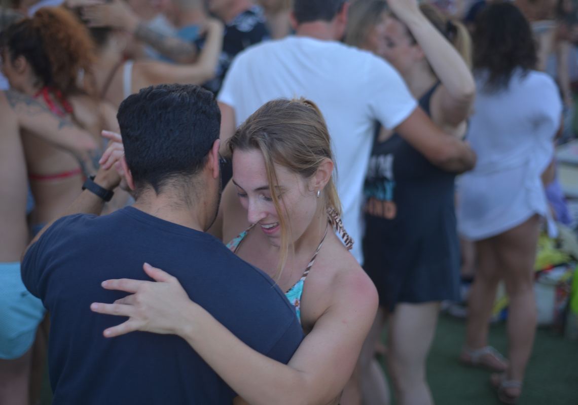 Pareja bailando salsa en una fiesta organizada por Deiby Tum Tum en Málaga