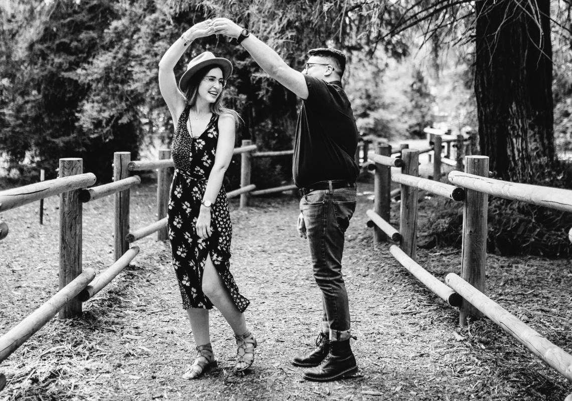 Pareja bailando salsa en parques de Málaga