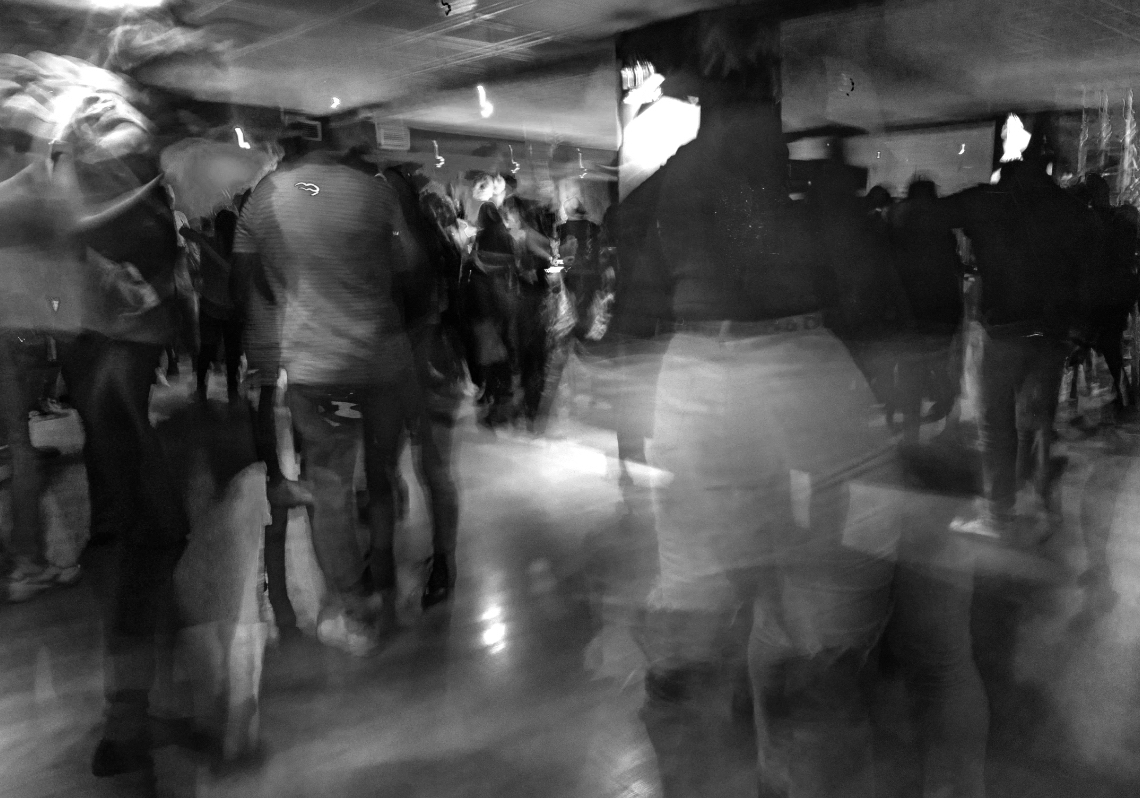 Pareja bailando salsa en un evento social organizado por Salsa Málaga