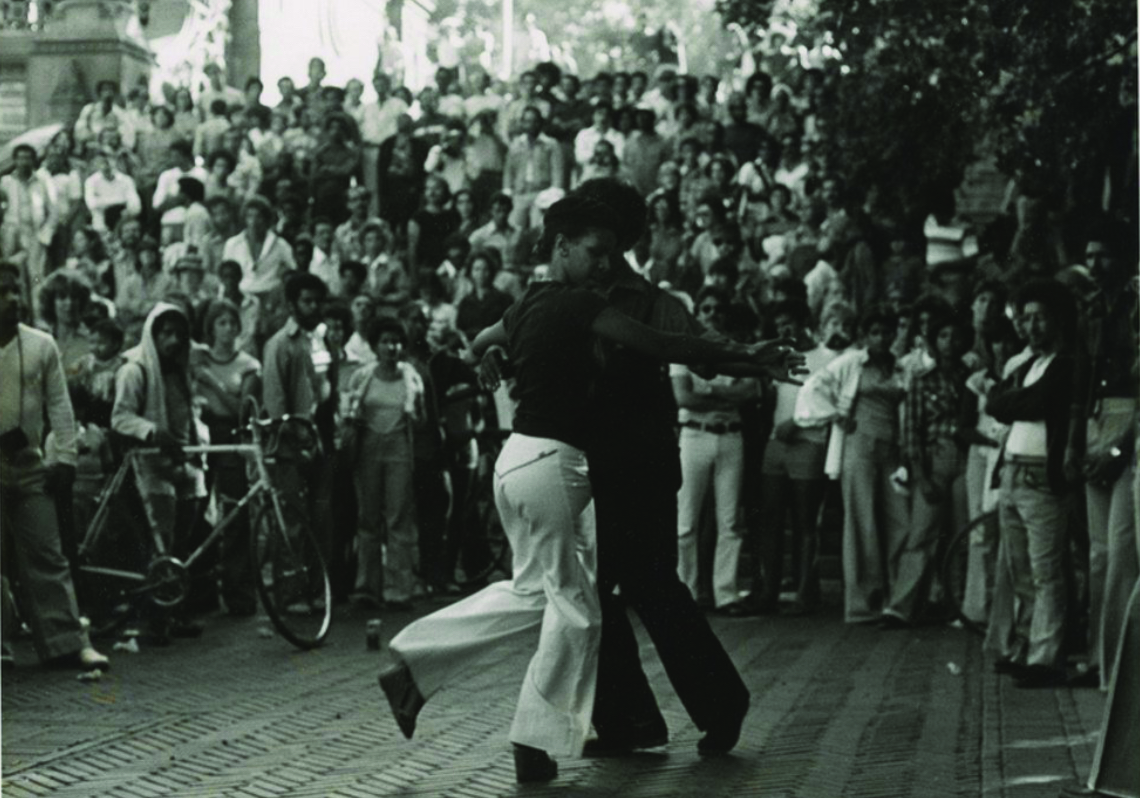 Escena animada de bailes latinos en las calles de la ciudad.