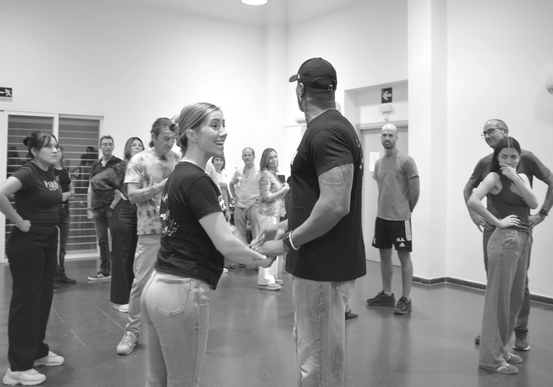 Parejas de baile aprendiendo pasos de bachata en Málaga.
